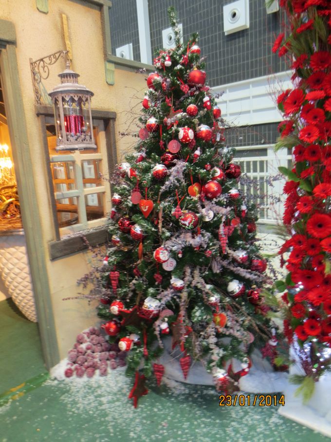 Een prachtig versierde kerstboom.