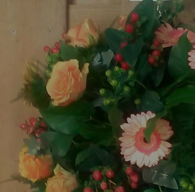 Biedermeier met Rozen, Gerbera's en Hypericum