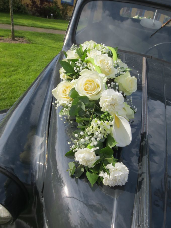 Bruidsarrangement op auto!