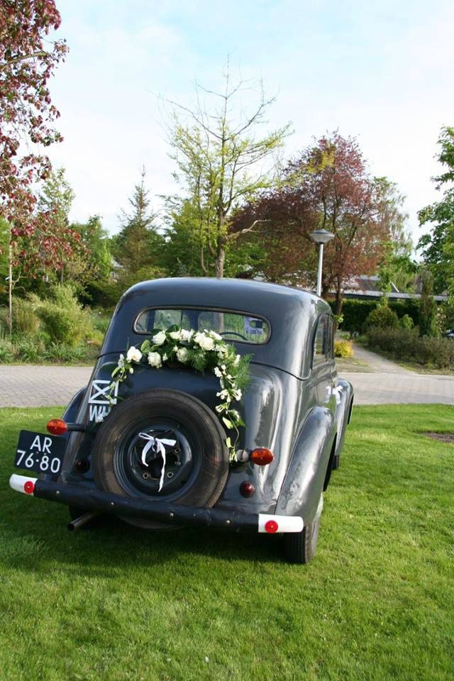 Bruidsauto met arrangement