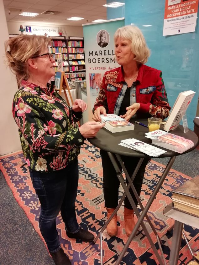 Marelle overhandigt mij een gesigneerd exemplaar van 'Ciao Sicilia'
 
